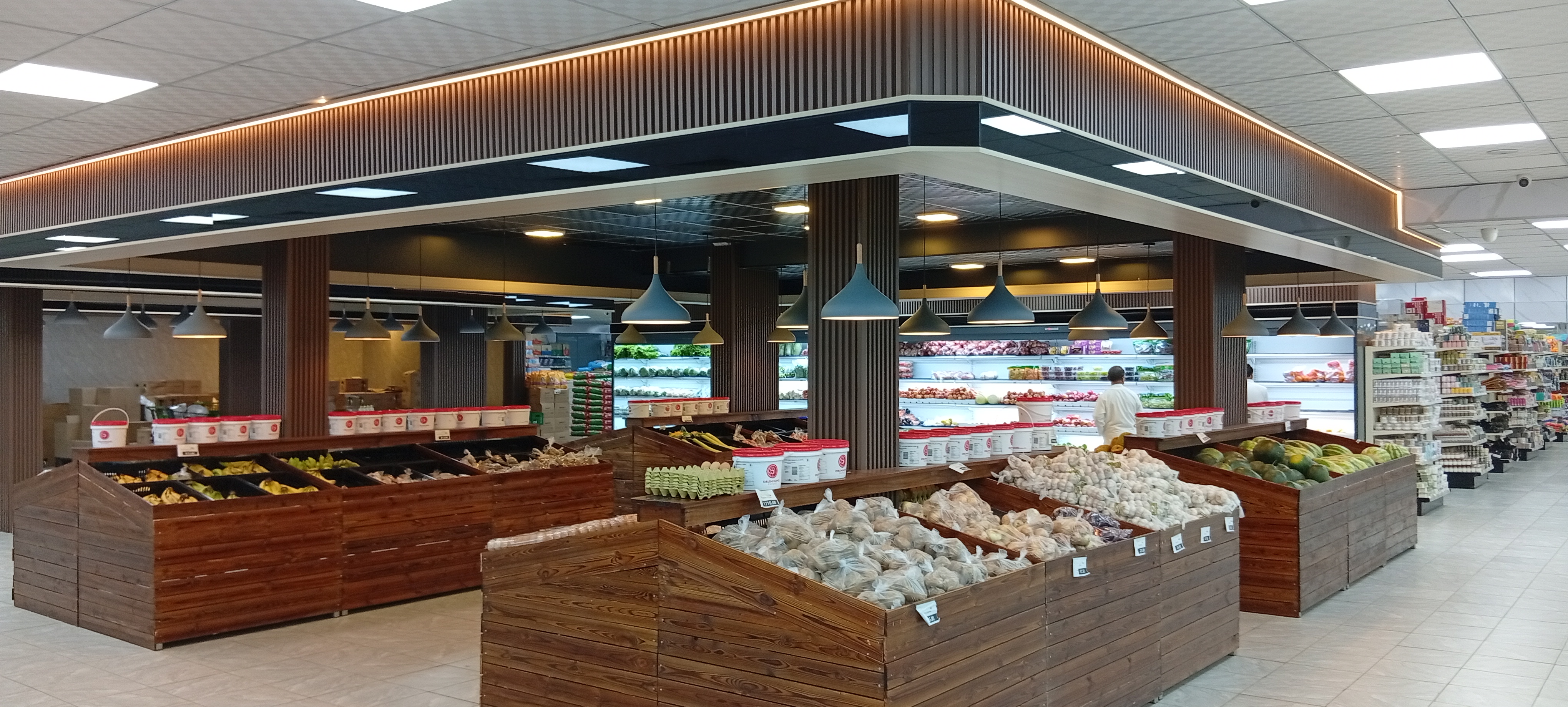 De ruime groente- en versafdeling van BEST MART